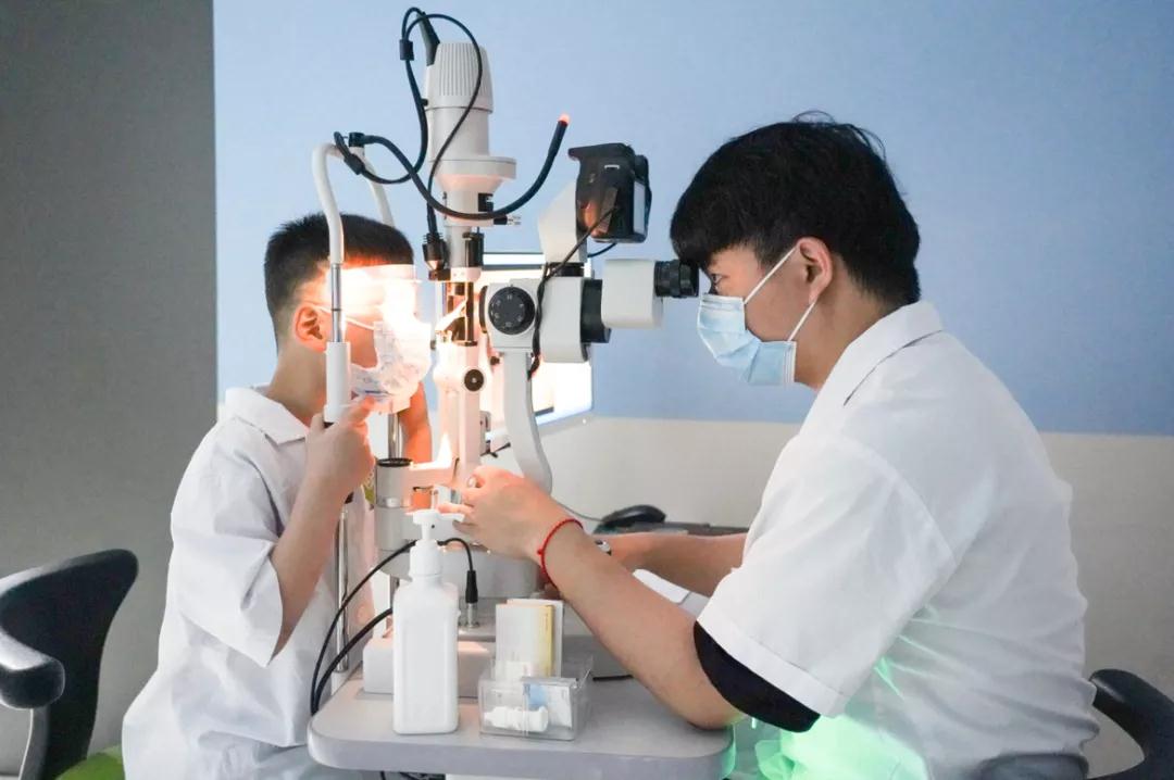 小医生大梦想爱护眼睛今天我们都是优秀眼科小医生